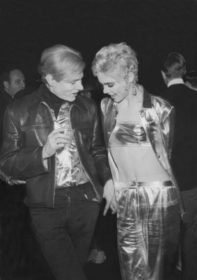 Edie Sedgwick风靡美国60‘年代，是Andy Warhol的宠儿。她有着天然的神经质和孩子气，时而烟视媚行，时而脆弱无助。这种与上个世纪60年代嬉皮风格相合拍的作风使她成为了时尚界的宠儿、艺术家的女神、上流社会的名媛…