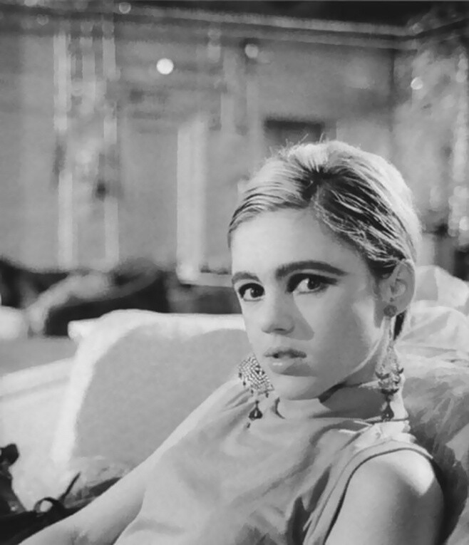 Edie Sedgwick风靡美国60‘年代，是Andy Warhol的宠儿。她有着天然的神经质和孩子气，时而烟视媚行，时而脆弱无助。这种与上个世纪60年代嬉皮风格相合拍的作风使她成为了时尚界的宠儿、艺术家的女神、上流社会的名媛，但这都比不上她近乎自虐式的精神煎熬以及接连不断的古怪举止来的让人记忆深刻，让人心疼。她只是单纯的认为世界上所有人都像她一样真诚，她只是天真的认为越堕落越快乐。她放肆的大笑，一根接一根的抽烟，她爱上每一个为她的美丽倾倒的天才们。她轻轻的用略带沙哑的嗓音说，我知道我活不过三十岁。她叫伊迪·塞奇威克，当巨量的巴比妥吸入她的内脏时，其实代表了一种风潮戛然而止，留给世界的只有狗