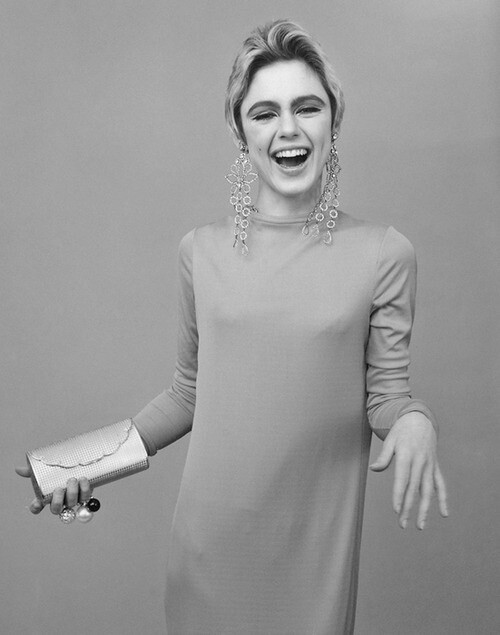 Edie Sedgwick风靡美国60‘年代，是Andy Warhol的宠儿。她有着天然的神经质和孩子气，时而烟视媚行，时而脆弱无助。这种与上个世纪60年代嬉皮风格相合拍的作风使她成为了时尚界的宠儿、艺术家的女神、上流社会的名媛，但这都比不上她近乎自虐式的精神煎熬以及接连不断的古怪举止来的让人记忆深刻，让人心疼。她只是单纯的认为世界上所有人都像她一样真诚，她只是天真的认为越堕落越快乐。她放肆的大笑，一根接一根的抽烟，她爱上每一个为她的美丽倾倒的天才们。她轻轻的用略带沙哑的嗓音说，我知道我活不过三十岁。她叫伊迪·塞奇威克，当巨量的巴比妥吸入她的内脏时，其实代表了一种风潮戛然而止，留给世界的只有狗