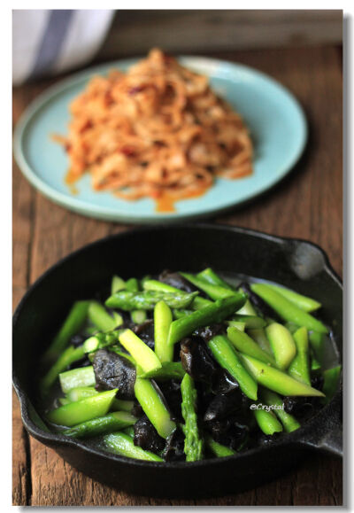 好好爱自己,好好吃好饭~番茄酱肋排,沙茶炒虾,芦笋木耳,辣酱豆皮！这个豆皮是拉姆妹妹家乡的特产，特别有嚼劲，配上她家自制的美味辣酱，不爱吃辣的我都可以吃上好多，以后豆皮就认她家了。