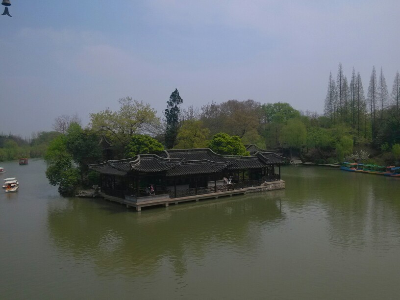 凫庄 在汀屿之上，似野鸭浮水，故名。凫庄构景最大特色是尽量取小，细巧玲珑。东为水榭，西设水阁数间，南建水楼三楹，不规则的荷花池位于庄中，环植梅、桃、筱竹，更迭人高之湖石，立意颇深。凫庄似浮若泅，庄上亭、榭、廊、阁小巧别致，山池木石缀置得宜，正如《望江南百调》所歌：&amp;quot;亭榭高低风月胜，柳桃杂错水波环，此地即仙寰。&amp;quot;