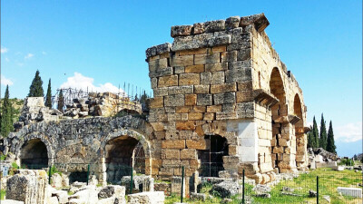 ｢希拉波利斯古城遗迹｣，Hierapolis出自希腊语，意为“圣城”，是公元前二世纪的古希腊帕加马王国建立，被古罗马人强占后逐渐走向繁荣顶峰。不过人类再强大也无法抵御老天，近乎完美的一座古罗马城池在一场空前的大…