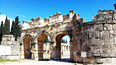 ｢希拉波利斯古城遗迹｣，Hierapolis出自希腊语，意为“圣城”，是公元前二世纪的古希腊帕加马王国建立，被古罗马人强占后逐渐走向繁荣顶峰。不过人类再强大也无法抵御老天，近乎完美的一座古罗马城池在一场空前的大…