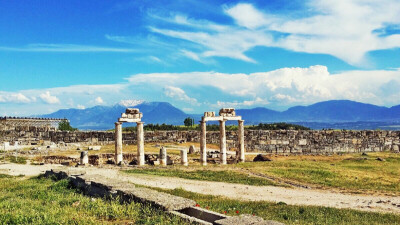 ｢希拉波利斯古城遗迹｣，Hierapolis出自希腊语，意为“圣城”，是公元前二世纪的古希腊帕加马王国建立，被古罗马人强占后逐渐走向繁荣顶峰。不过人类再强大也无法抵御老天，近乎完美的一座古罗马城池在一场空前的大…