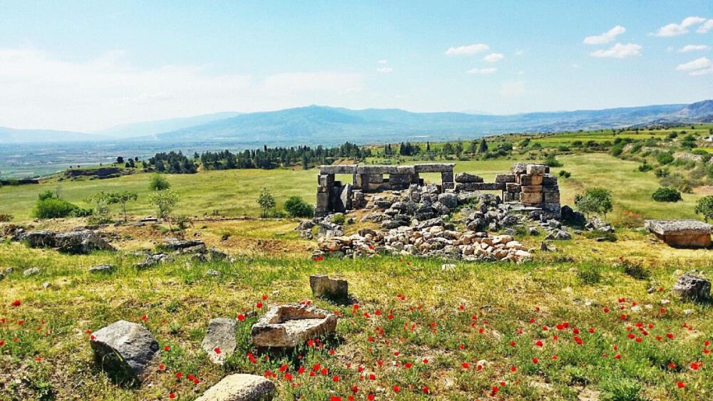 ｢希拉波利斯古城遗迹｣，Hierapolis出自希腊语，意为“圣城”，是公元前二世纪的古希腊帕加马王国建立，被古罗马人强占后逐渐走向繁荣顶峰。不过人类再强大也无法抵御老天，近乎完美的一座古罗马城池在一场空前的大地震后顷刻化为废墟，留下的就只有我们现在可以看到的那一片凄凉的残垣断壁了。via:elnaomi