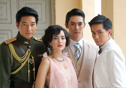 《花环夫人》，是根据2008年泰国获奖小说Malai Sarm Chai改编，EXACT公司买下版权后今年由著名导演Paorn Jantharasiri女士携手知名演员拼塔安,captain,kong等一起制作拍摄，这部2010年公司年度大戏于9月底于泰国CH5台播出。本剧不仅由公司资深演员主演，还有pang,son, vill, ball,fang等一批新生代加入其中，泰国早期的一代影后Jarunee Suksawat女士也倾情加盟，经过9个月的拍摄的这部文学名著第一次被搬上荧屏。《花环夫人》(泰语:มาลัยสามชาย)是2010年9月21日至12月7日于泰国第5电视台播放的45集电视剧