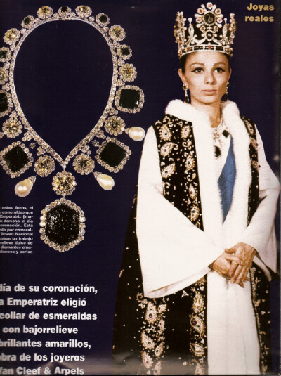 这是伊朗皇后法拉·巴列维特意为自己的加冕礼订制的与王冠所匹配的项链。材质是钻石和绿宝石。镶满小钻石的铂金链悬挂着一块极大的六角绿宝石，旁边是５块稍小的绿宝石，中间间夹着４颗梨形大珍珠和１１块淡黄钻石。