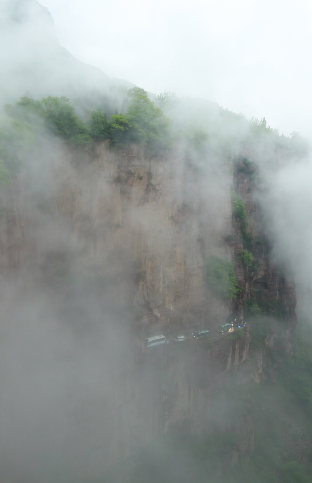 云海中的挂壁公路外景