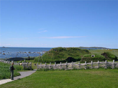 兰塞奥兹牧草地(L'Anseaux Meadows) 多数人都会认为是哥伦布发现新大陆，然而，其实维京人才是第一个在北美安居的人。这个遗址是在1000年前所建立，可以住下30个到160个人。