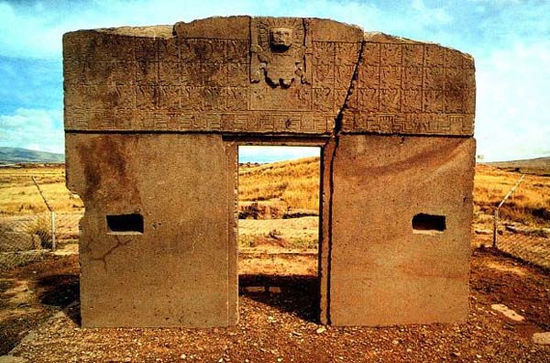 太阳门(The Gate of the Sun) 位于玻利维亚，这是个蒂瓦纳库文明(Tiwanaku)精细切割打造的巨石门。蒂瓦纳库曾经是印加文化以前、南美洲最强大的帝国。