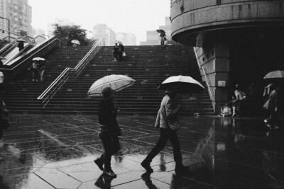 #时光倒流#我的城市下雨了，以前我们异校，我特怕打雷，你打电话我不敢接，你只能在电话那头着急的一直发信息给我。