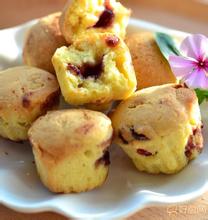 『蔓越莓蛋糕』 主料 蛋糕粉250克 鸡蛋2个 辅料 食用油50克 水110克 蔓越莓40克       做法 1.准备材料 2.把鸡蛋打散 3.倒入清水搅拌均匀 4.再倒入预拌粉 5.搅拌1分钟左右成糊状 6.倒入油搅拌均匀 7.放入蔓越莓搅拌一下 8.放入模具 9.烤箱预热，中层170度烤20分钟