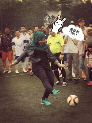 看兔帅气射门。