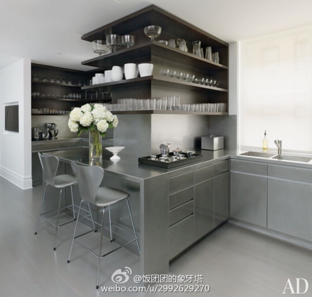 全不锈钢材质的橱柜，流畅的线条，给整洁干净的感觉。