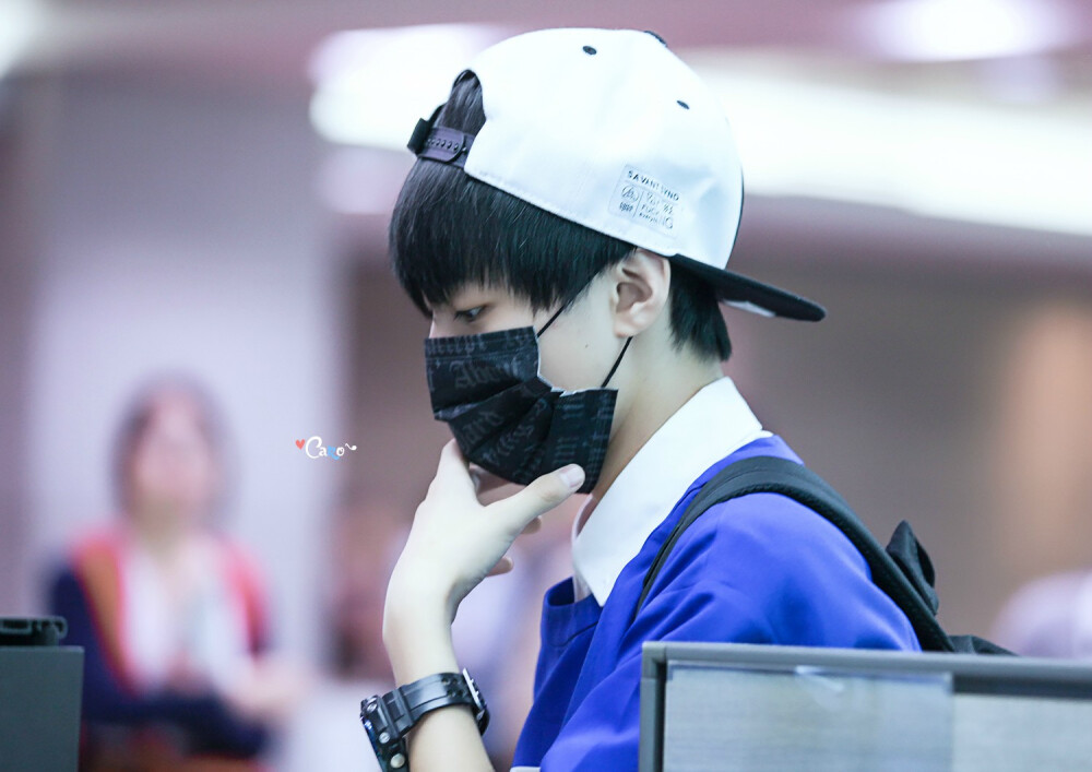 #王俊凯# #TFBOYS王俊凯# 150522 首尔仁川机场-重庆江北机场 高清9p【美丽的眼睛】