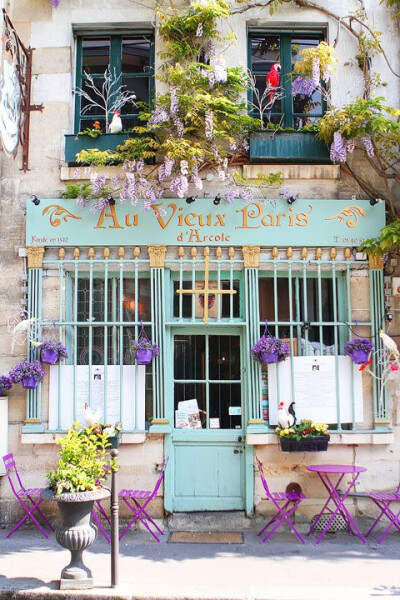 巴黎的一间咖啡店，不会配色的朋友，可以学学人家的配色方案，明亮鲜艳，却又不俗气