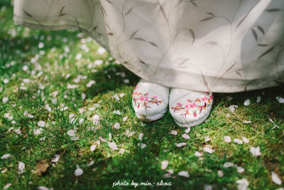 摄影&amp;amp;后期：敏.elena 出镜：粥粥 清风曼徐柳清影， 淡雅芳慧莲伊人。 蹙眉浅笑梅欲放， 紫嫣素灵薰红颜。