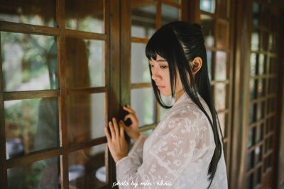 摄影&amp;amp;后期：敏.elena 出镜：粥粥 清风曼徐柳清影， 淡雅芳慧莲伊人。 蹙眉浅笑梅欲放， 紫嫣素灵薰红颜。
