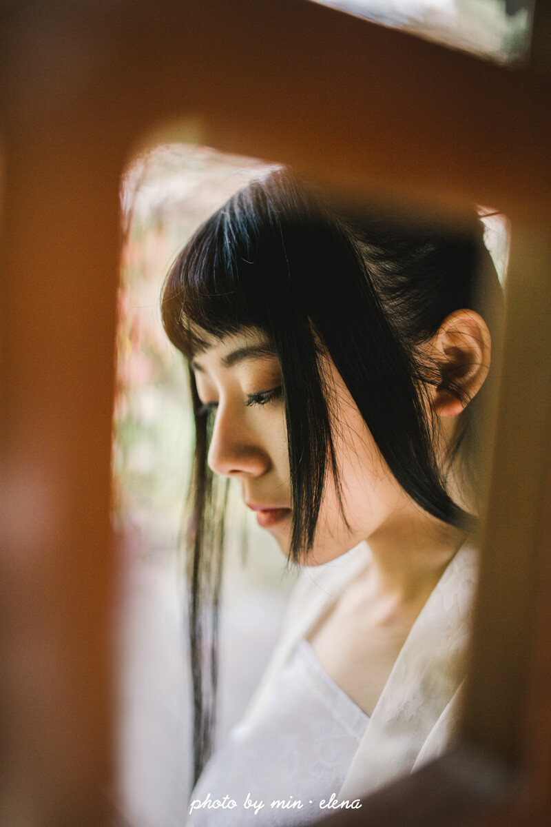 摄影&amp;amp;后期：敏.elena 出镜：粥粥 清风曼徐柳清影， 淡雅芳慧莲伊人。 蹙眉浅笑梅欲放， 紫嫣素灵薰红颜。