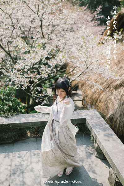 摄影&amp;amp;后期：敏.elena 出镜：粥粥 清风曼徐柳清影， 淡雅芳慧莲伊人。 蹙眉浅笑梅欲放， 紫嫣素灵薰红颜。