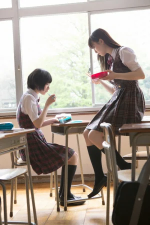 艺人校服篇----杉本麗奈；感觉像90年代的学生气息，西装马甲有点