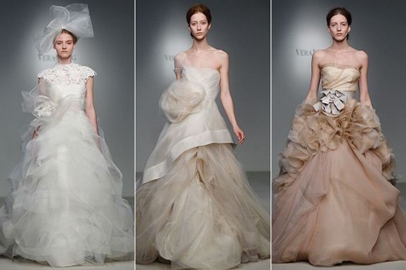 Vera Wang：极富层次感 Vera Wang，著名美籍华裔设计师王微微被称为婚纱女王。2005年，她被美国时尚设计师委员会评选为“年度最佳女装设计师”。其兼具秉承艺术、现代和奢华的设计风格，极富层次感以及精致的立体剪裁，并在细节上精雕细琢。