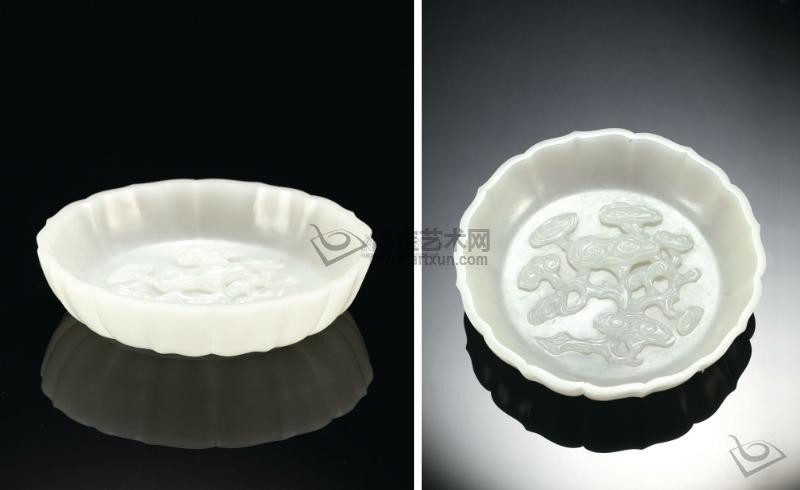 白玉雕“九如”花口洗直径13.8cm，取白玉雕琢成器，其玉质如凝脂，玻璃光泽明显。器呈圆形，花口，洗壁轻薄，打磨极佳。洗心采镂雕、浮雕之技，琢一株繁茂灵芝于其上，并以密阴线琢灵芝之纹理，使之愈显饱满生动。灵芝因其菌盖表面有一轮云状环纹，被称为“瑞征”或“庆云”，故古往今来皆以之为“如意”象征。此洗琢有灵芝九朵并蒂，除却灵芝本身的祥瑞寓意，更有“九如”一典，九如语出《诗经小雅鹿鸣之什天?！?，即：如山、如阜、如陵、如岗、如川之方至、如月之恒、如日之升，如松柏之荫、如南山之寿。本为祝颂人君之语，后推而广之，泛指为祝寿之辞。纵观整器料工皆精，形制优美大气，寓意深远吉祥，确为难得一见的文房雅玩。