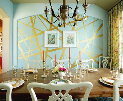 墙上繁乱的金色条纹吸引你的注意力，设计一个闪闪发光的餐厅。