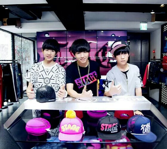 王俊凯王源易烊千玺 旅游真好玩哈，小凯。