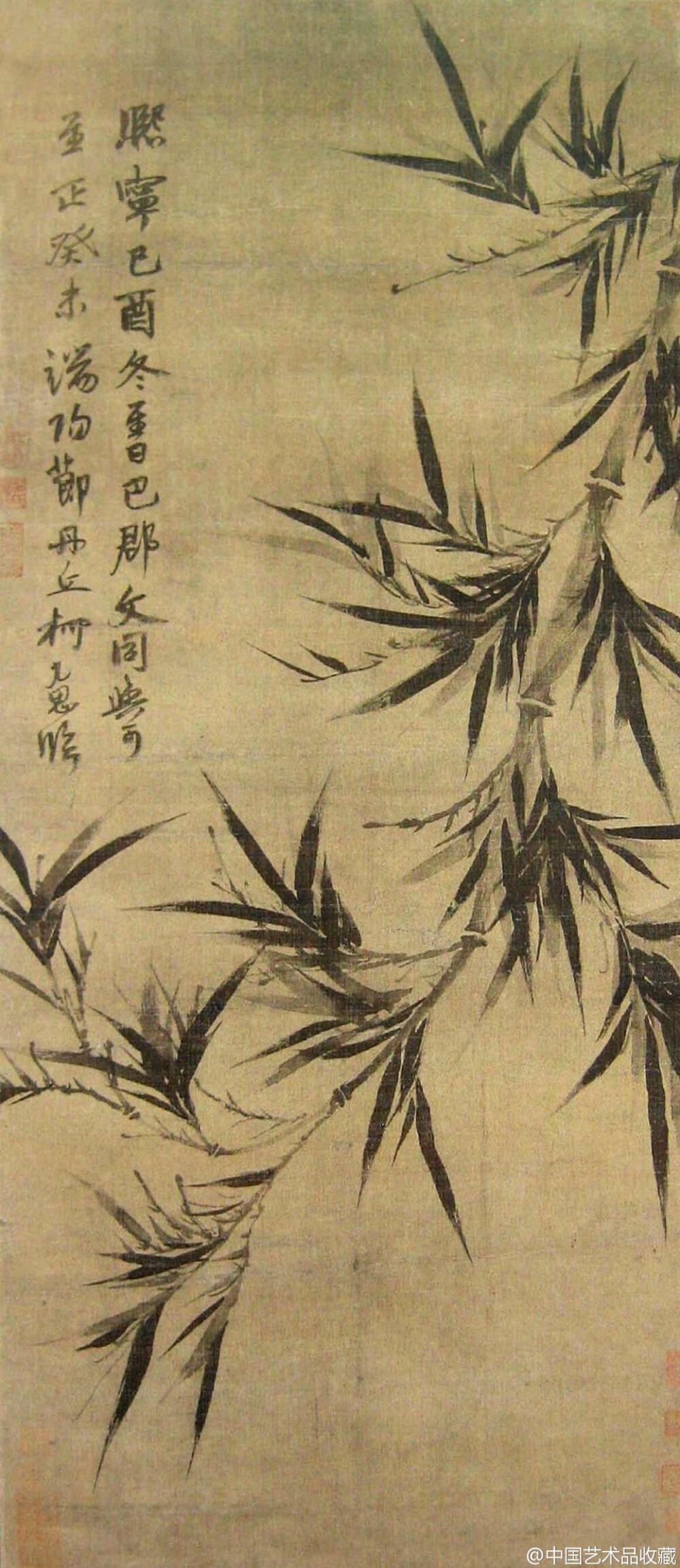 【 元 柯九思 《临文同墨竹图》 】轴，纸本，107×47.5cm，纽约大都会博物馆藏。 题识：“熙宁己酉冬至日巴郡文同与可。至正癸未端阳节丹丘柯九思临。” 此图竹竿曲屈而劲挺，似竹生于悬崖而挣扎向上的动态。以文同独创深墨为面、淡墨为背之法写竹叶，以书入画，浓淡相宜，落笔稳重，毫不拖沓。