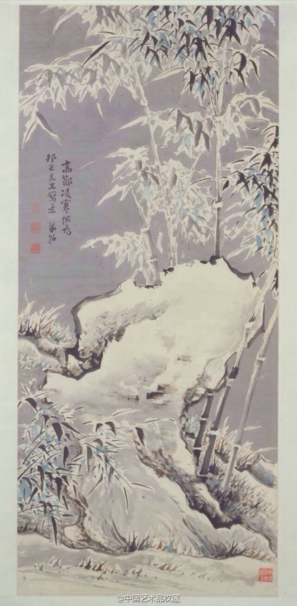 【 清 高凤翰 《雪景竹石图》 】轴，纸本设色，140×62cm，北京故宫博物院藏。 图绘湖石耸立，秀竹盈雪，寒草委地，意境萧散。淡墨染就阴沉天气，冬日清冷跃然纸端。画石以染代皴，尤富质感，写竹则行笔快捷，浓淡相映，妙趣横生。古人常藉兰竹以寓文人高洁脱俗的性格。