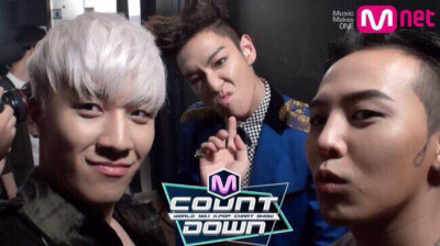 小时候每到夏天膝盖就磕得像烂桃似的，长大了摔一下就疼的爬不起来。很多小时候不在乎的事，长大了就觉得疼了。