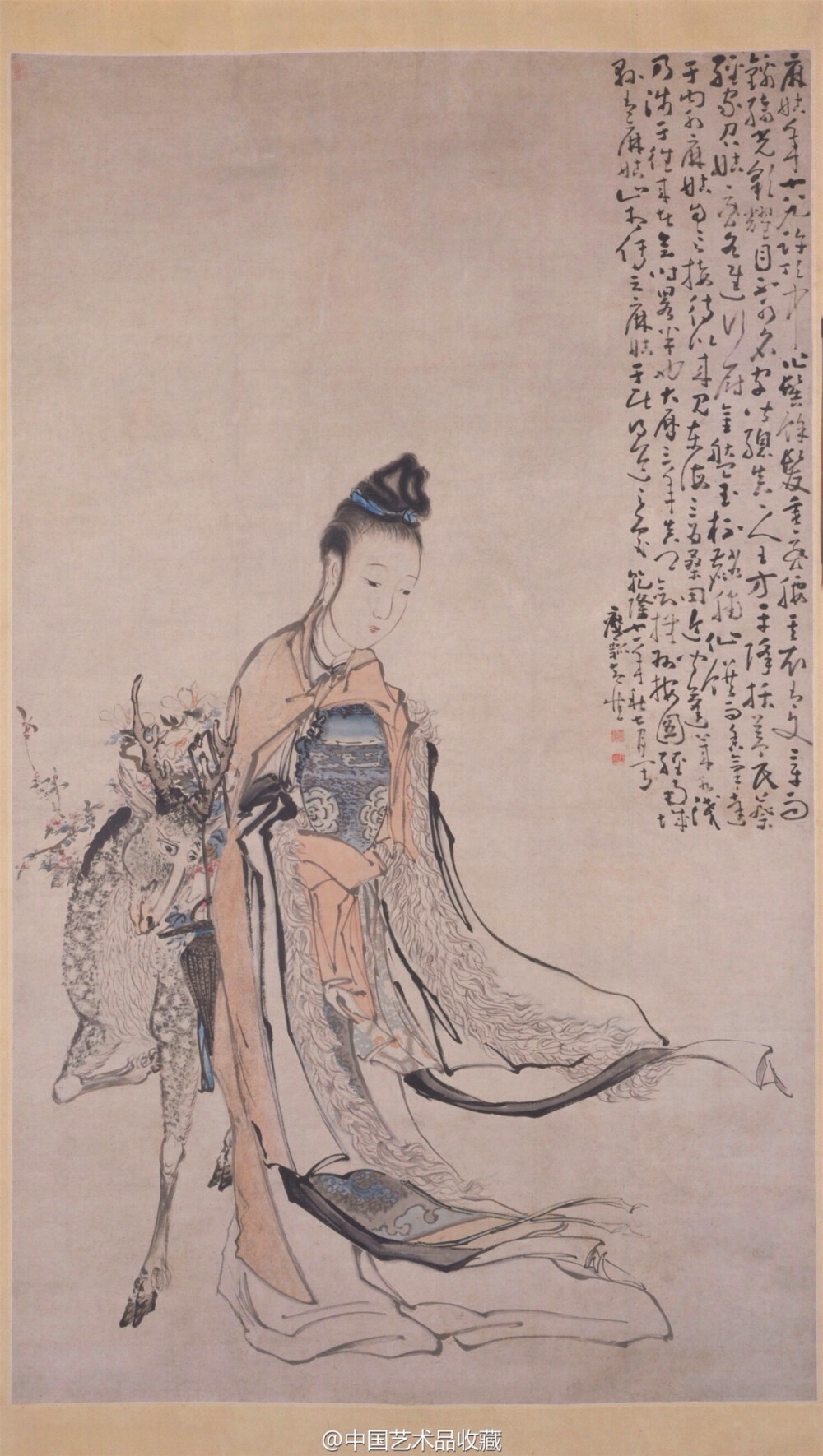 【 清 黄慎 《麻姑仙像》 】轴，纸本设色，176×105.3cm，北京故宫藏。 黄慎画人物风格独特。在其粗犷的笔墨下，即使是仙道人物也平添了几分豪放的气质。此幅麻姑像体现出画家绘写人物的典型风格，以草书笔法画衣纹，运笔迅疾，线条恣纵，特点鲜明。人物的开脸则用笔纤秀，突出了女仙的柔美。