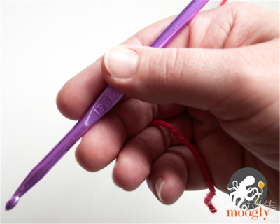 将线头绕在右手无名指上，右手持针