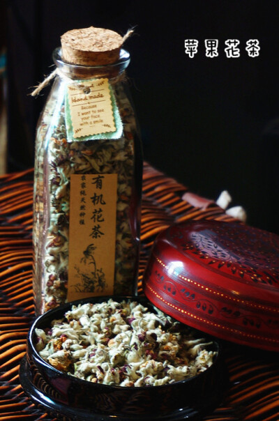 苹果花茶，此花色泽鲜艳，有独特的清香，富含可溶水的苹果酚，极易被人体吸收，口感独特，可搭配玫瑰花茶，对美白皮肤大有功效。（20元/瓶，净重50g）http://www.weidian.gg/963116