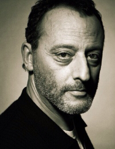 让·雷诺（Jean Reno），1948年7月30日出生于摩洛哥卡萨布兰卡，西班牙裔法国演员。