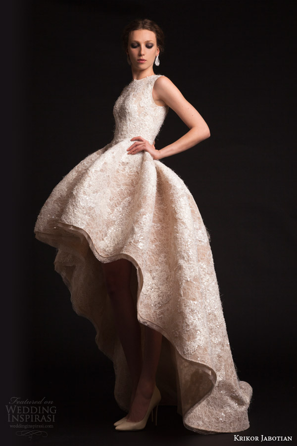 Krikor Jabotian 释出2015年春夏婚纱系列LookBook，充满了设计师标志性的轮廓，跨越现实与自然之间的界限。这次全系的系列名为「The Last Spring」，详细的描述了婚纱犹如植物伸展般的细节，令人眼花缭乱的珠宝和亮片给人一种辉煌的视觉感受。