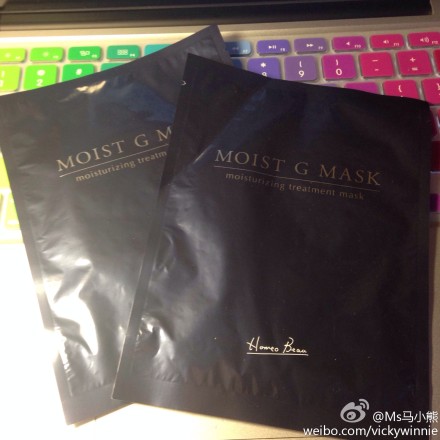 【种草。安利】Homeo Beau Moist G Mask，这个没有O2氧气红，它算是我目前用过的片状面膜当中，敷完之后唯一没有粘腻油腻感的面膜，120个赞！面膜纸偏大不算很软但服帖，没啥味道挺安心，敷完感觉精华液都被皮肤吸收了，保湿度对我算刚刚好，干皮会觉得不够力吧，总体满意，就是价格太……