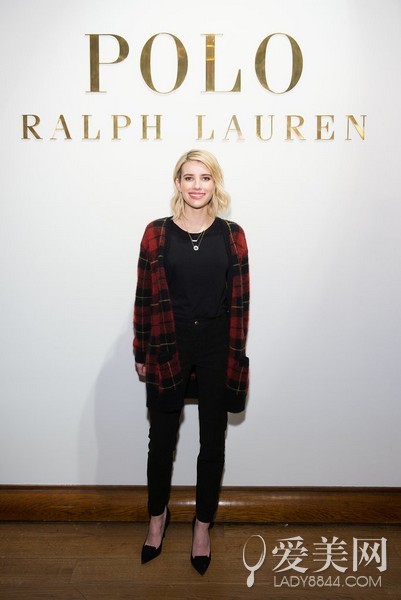 Emma Roberts——红黑搭配很有英伦的气质，搭配尖头鞋让这身休闲的装扮正式起来!