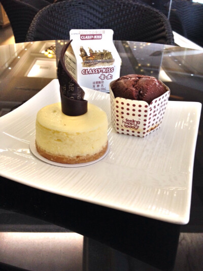 Cheesecake cupcake and classy kiss