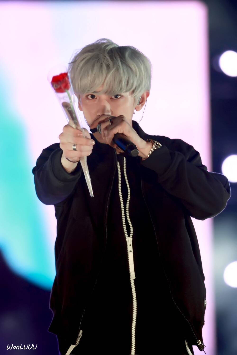 朴灿烈 哇哇哇，这辈子第一次收到花，好开心！cr:logo