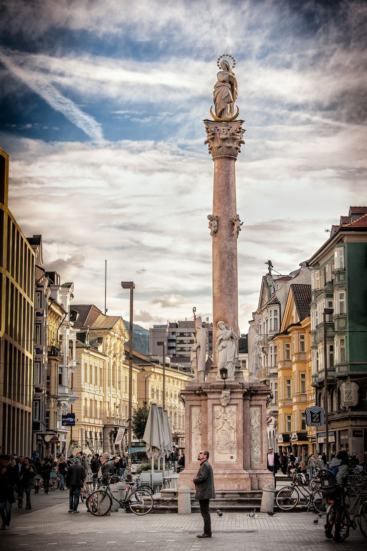 Innsbruck, Tyrol, Austria。奥地利茵斯布鲁克，位于位于奥地利西南腹地，因河之畔，是蒂罗尔州的首府。茵斯布鲁克的意思是“茵河上的桥”，经典的中世纪建筑艺术坐落在迷人的冰川山谷中是茵斯布鲁克独特的画面。这里每年都吸引了周边国家乃至全世界成千上万的冰雪爱好者，阿尔卑斯山的雪峰连绵起伏，仿佛伸手可及；静静的茵河穿城而过，处处透着一股灵气。茵斯布鲁克至今仍然保持着中世纪城市的容貌，在狭窄的小街上，哥特风格的楼房鳞次栉比。