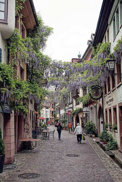 Freiburg im Breisgau, Baden-Württemberg, Germany。弗莱堡，位于德国西南边陲、靠近法国和瑞士，是德国巴登-符腾堡州布赖施高县的一座城市，位于黑森林南部的最西端。很多人认为弗莱堡是德国最温暖，阳光最灿烂的城市。也是德国最古老也是最具旅游吸引力的城市之一。