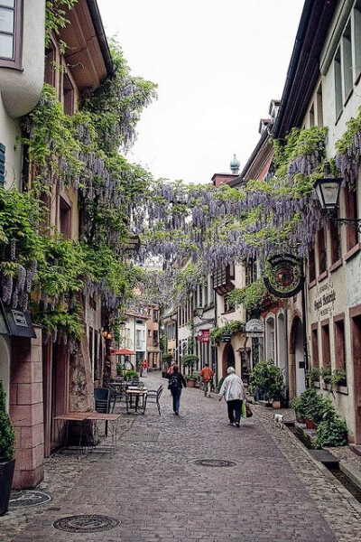 Freiburg im Breisgau, Baden-Württemberg, Germany。弗莱堡，位于德国西南边陲、靠近法国和瑞士，是德国巴登-符腾堡州布赖施高县的一座城市，位于黑森林南部的最西端。很多人认为弗莱堡是德国最温暖，阳光最灿烂的…