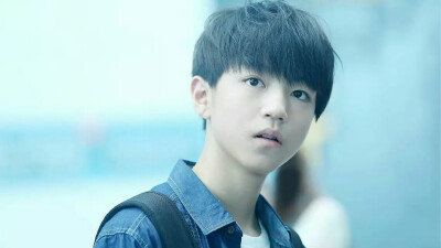 略呆萌，俊俊穿牛仔衣很好看。