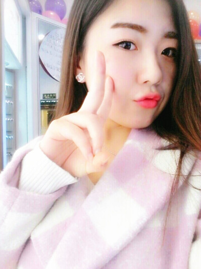 人潮拥挤我能感觉你 放在我手心里 你的真心