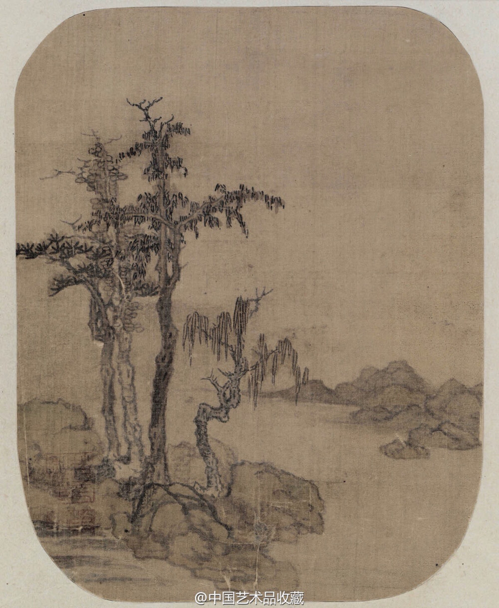 【 元 赵元 《树石图》】纨扇，绢本设色，25×19.7cm，北京故宫博物院藏。 此图画古树四株，远处平溪小山。无款，左下方钤“赵元私印”和“善长”二印。不见著录。赵元的画，传世的极少，此件堪称宝中之宝。赵元（？—1327年），一作原，字善长，号丹林，莒城（山东）人。善画山水。