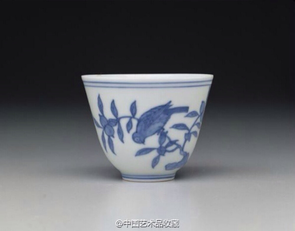 【 明 成化窑《青花花鸟纹杯》 】高4.7cm、口径6cm、足径2.5cm，台北故宫博物院藏。 侈口窄唇，深壁，圈足。杯内素白无纹。杯外壁青花绘果树、鸟纹，纹饰皆以双钩填染技法描绘。口足各饰青线二道。底青花书「大明成化年製」双圈六字楷款。