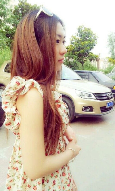 十八岁的那一年 我见过一颗流星 它悄悄对我说 在感情的世界没有永远