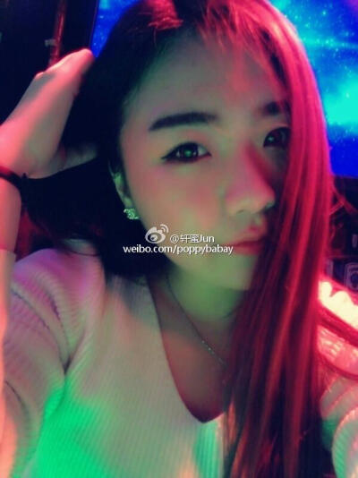 看电影时哭得稀里哗啦 身旁的人递过来一张纸 告诉我这是别人的故事 我恍然大悟 他不在了 我的故事早就结束了